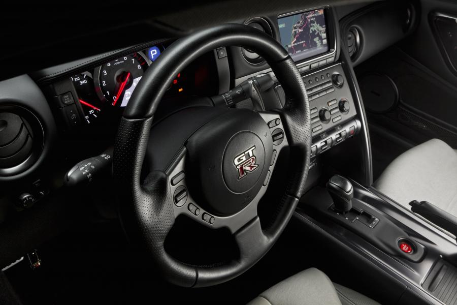  Nissan GT-R 2011 года  (фото 7 из 87)